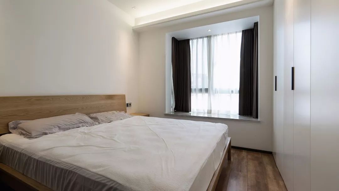 120㎡現(xiàn)代簡約，電視墻裝成收納柜，簡潔又大方！