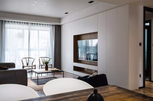 120㎡現(xiàn)代簡約，電視墻裝成收納，美觀簡潔而大方